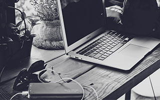 沈月出席活动被拍生图，真实身高仅到助理肩膀，网友：最多1米55