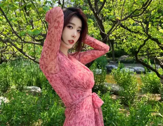 网红聂小雨穿低胸绸缎裙，俯身拍照时打码处理，网友：生分了