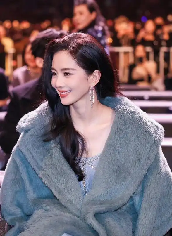 女明星的冬装_女明星红毯穿搭保暖技巧_寒冬红毯保暖心机