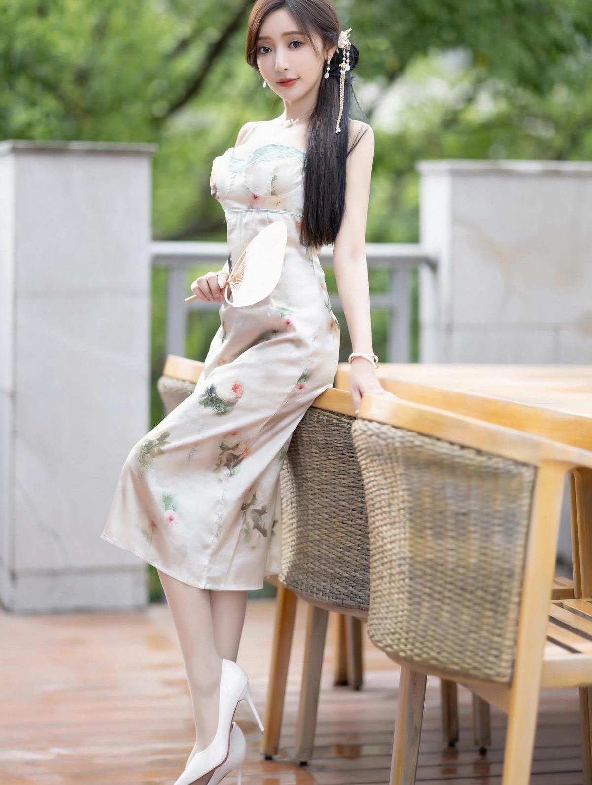 女明星肉丝写真_王馨瑶写真_古风连衣裙肉丝高跟鞋模特