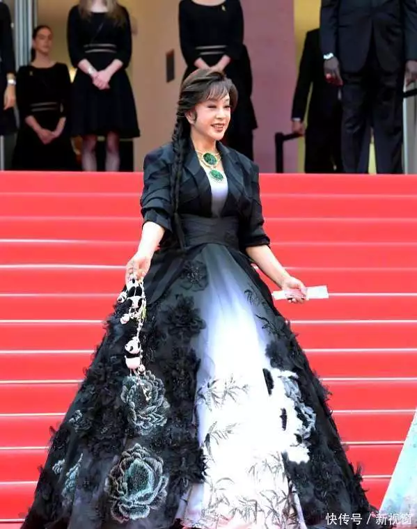 蹭红毯的女明星_中国明星戛纳红毯造型_戛纳电影节红毯新规