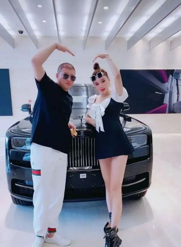 网红二驴晒余额_二驴带货夫妇销售神话_八卦爆料网红二驴是谁啊图片大全-