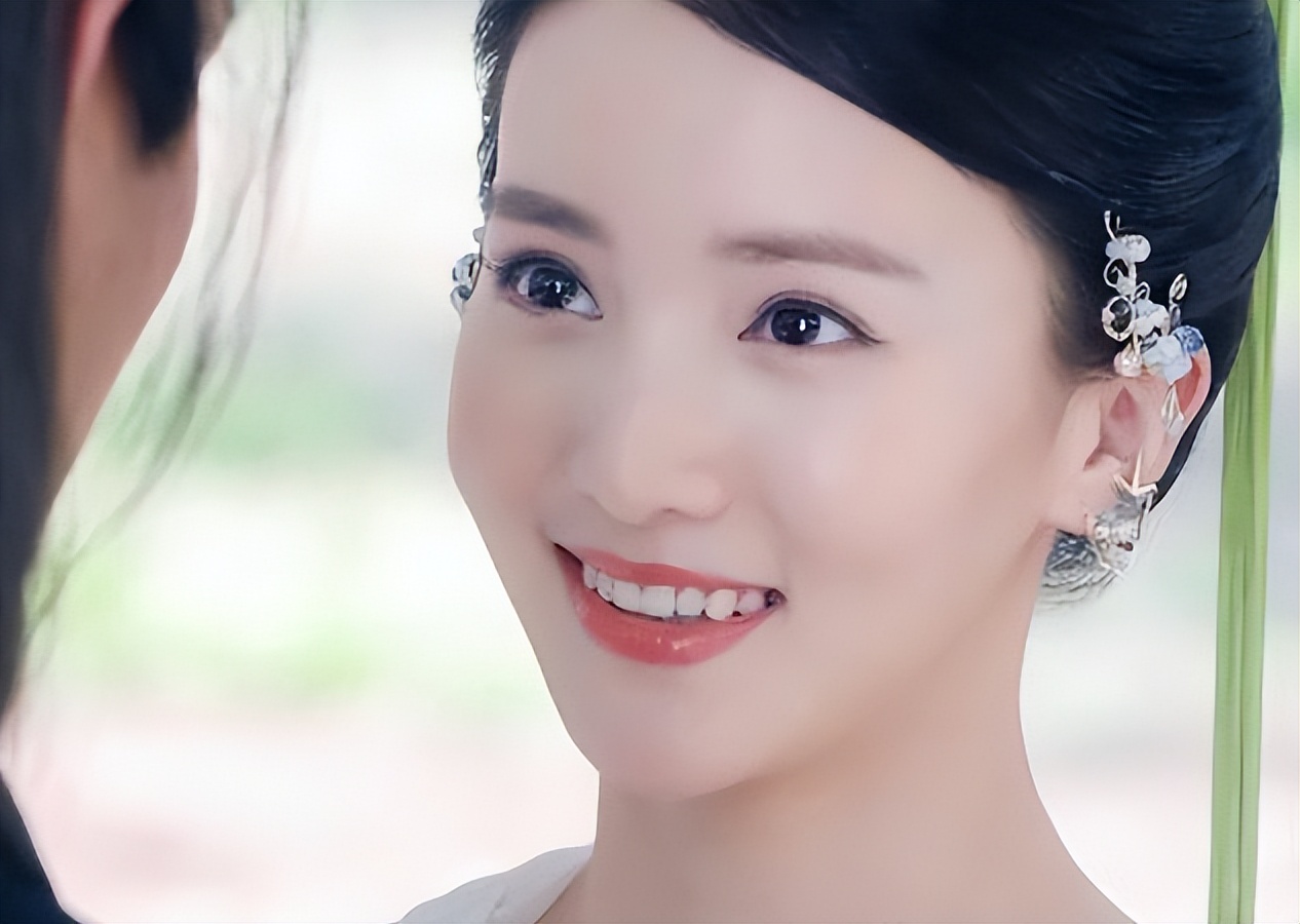 女明星 发型_金晨最新妆容_红裙热舞造型